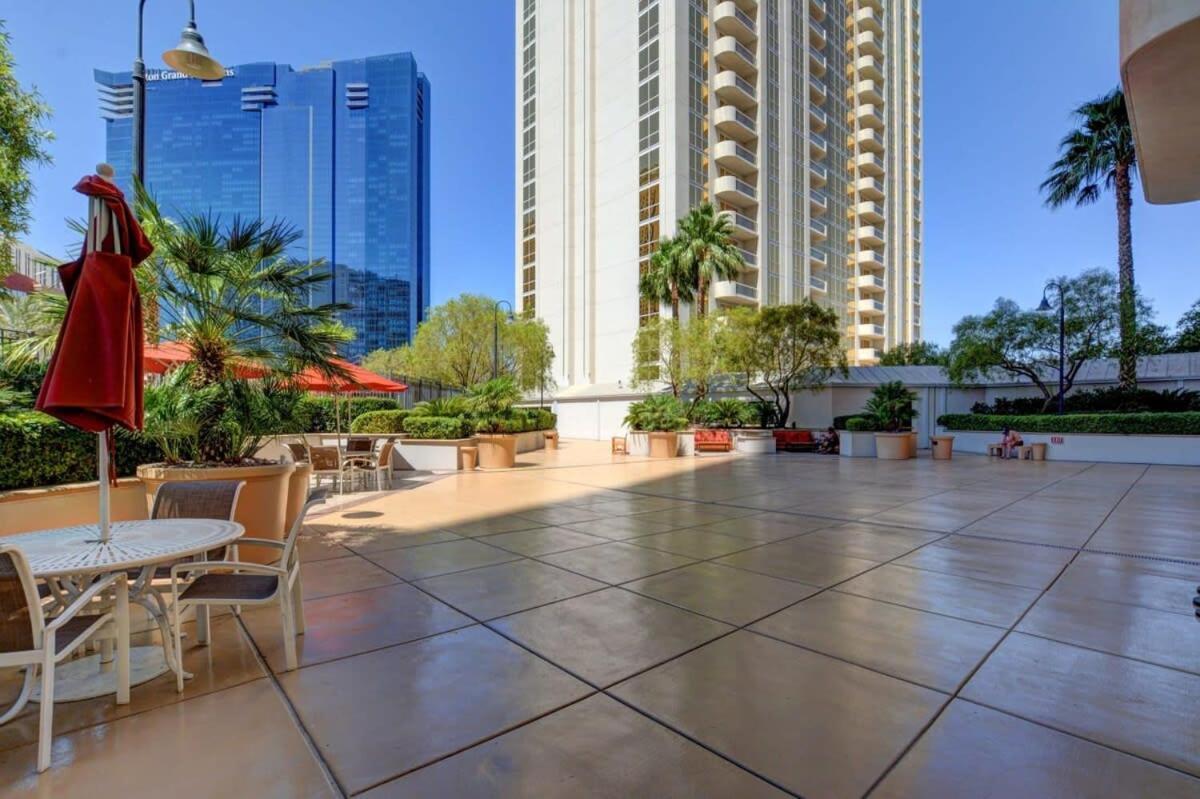 Holiday home Mgm Signature-08-801 1br2ba F1 Strip View Balcony